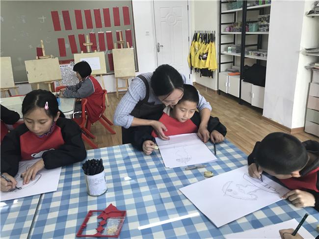 老师指导学员绘画 (1) 老师指导学员绘画 (1)